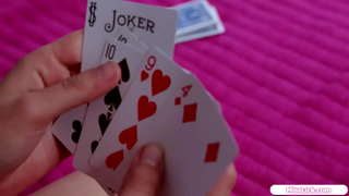 Küçük memeli sarışın yatak odasında gerçek bir seksi var.Onlar öpmek ve o onu traş kedi yalıyor önce göğüsleri emmek.O facerides the minyon bebek içinde bir 69er