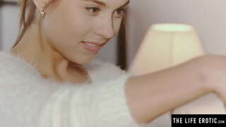 Үҙе сибәр брюнетка көҙгө күҙәтеп ваҡытындағы мастурбация