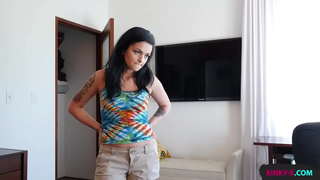 Üvey kardeşim onu dört ayak üzerine koyana ve orgazm için o sıkı slurping kedi becerene kadar bana asılmayı bırakmayacak-Kylie Foxxx