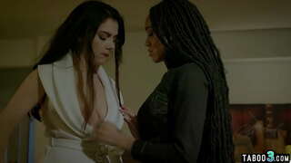 Босс-гадь асьсэлы басьтӥзы бадӟым чернокожий сотрудница лесбиянкаос