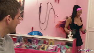 Büyük Memeler ve güzel göt Latina genç tricked için kaba sikme üzerinde iş