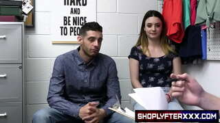 Når Kinsley Kane og hennes kjæreste er fanget ved hjelp av et stjålet kredittkort, forebygging av tap fag Kinsley til en grundig strip og hulrom søk.