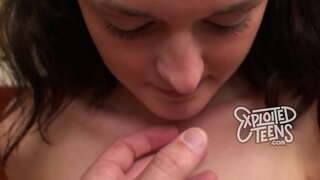 ���ວລຸ້ນມີ pigtails ເຮັດໃຫ້ຫົວຫນ້າໃນຂອງນາງຄັ້ງທໍາອິດຄ