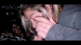 Бирде прокатиться ярдәм итәр өчен һәм кызга карый, ул сделала...