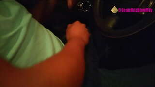 Uber şoförü şehir için göğüslerini göstererek beni alıyor