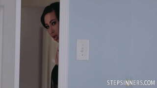 Csavarja Az Új féltestvére, Hogy A mostoha Anya Féltékeny