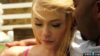 Тощую падчерицу межрасовый секс трахает отчим Би-би-си бакчасында