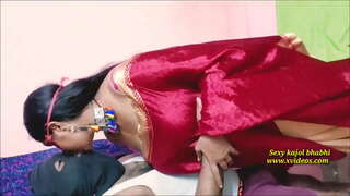 Hintli seksi kadınlar benimle otelde kalıyor ve beni sikiyor