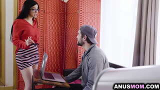 Амазинг МИЛФА Џулија де Луција обожава велики курац у свом ДУПЕТУ