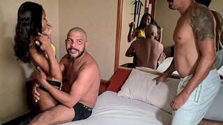 ���ो पृष्ठभूमि मा सामने क्यामेरा को लागि एक ब्रान्ड-नयाँ carioca, र भावना को दुई केटी उनको बिल्ली एकै समयमा, पहिलो पटक लागि र अन्त्य संग एक पुरा लोड को सह