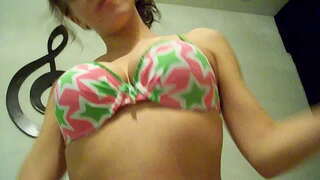 Бозгашти рӯзи панҷшанбе Ҷавони Эшли Трахается Бо як Бача Дар Резинке Дар санаи якуми буд