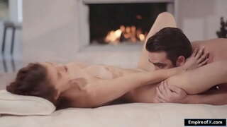 Աշխատակցուհու սևահեր вылизали նշան, ապա трахнул նրա մենեջեր