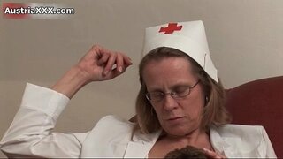 Kirli olgun kadın onu kedi yaladı alır