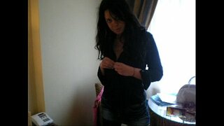 Italiako amatorial Lilly banda eta masturbates