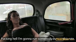 Handi yify Ava zulatu gidaria at backseat bere cab