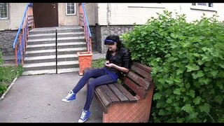 Şehvetli Bayan bacaklarını genişletir