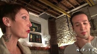 ���ຫຍ່ titted ແລະຝຣັ່ງຢືນແກ່ໄດ້ຮັບນາງໃກ້ຊິດກົ້ນ hammered