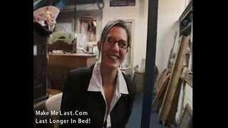 Seksi esmer ev hanımı gets shagged at ona iş yer