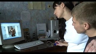 Kinky gözlüklü damızlık elini tutar