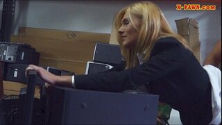 Sıcak Milf becerdin içinde storage oda için earn daha fazla para