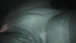 ���ன் மனைவி காரில் நாக்கு-மற்றும்-காத்திருக்கும் அறை மோட்டலில்