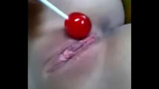 ���៩៣៥៩៦១ ទី masturbates ជាមួយនឹងក្ដារលាយ