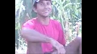 Amigo colegas mostrando pau durante o trabalho de quebra de