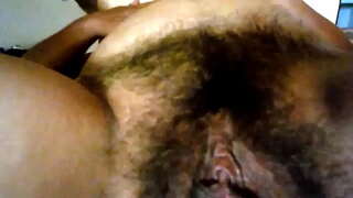 ���ู้ใหญ่ Stroking ของเธอจิ๋มเสี่