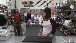 Thoir sùil a-mach mar seo sexy brunette fucks - Pawn XXX