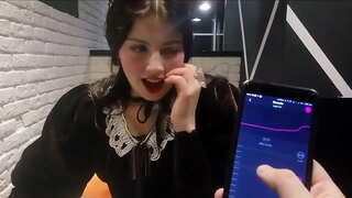 Tfajla huwa ċert mill-għarus mal-ohmibod fil-ristorant