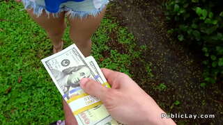 Flluskë prapanicë bjonde bangs në garazh në publik