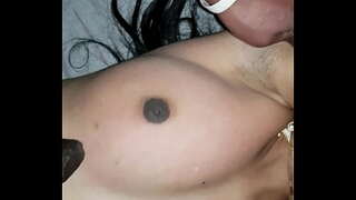 Чичо чука Маэсвари в гърдите и подмишниците