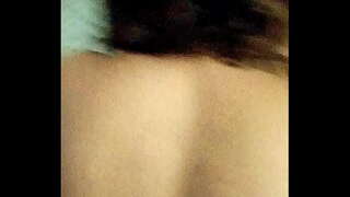 Kocası onu dövüyor ve bana bakıyor