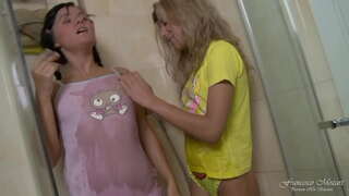 Duha ka tomboy nga mga tin-edyer nga adunay usa ka tinuod nga orgasm uban sa anal dildo sa ulan