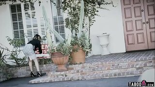 Биг-титтед тинејџер-агент убеђен да је она продаје дом