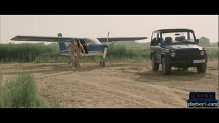 Sbaeneg MILF babe yn hedfan gyda awyren ac yn fucks