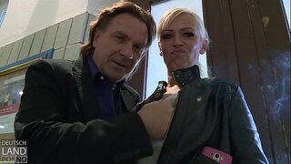 Vivian Шмитт, burada qurbanı olur paparazzi .....