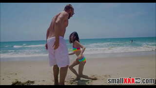 ���ူငယ်နှင့်အသနားခံသေးသေးလေးမိန်းကလေးစံခိုးရောင်ရရှိသွားတဲ့အသေးစားလာျဆန့်အားဖြင့်ကြီးမားသောကြက်ကောင်မှကမ်းခြေ