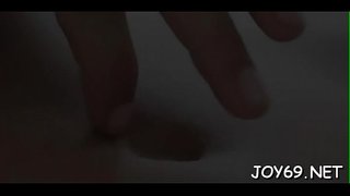 Yalnız genç biraz neşe alır