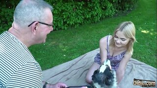 Jenn blond fè nonm lan fin vye granmoun cum nan bouch li