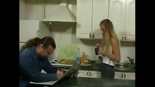 BritishTeen步勾引的女儿爸爸在厨房里做爱