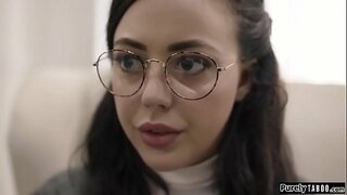 Ostatnie narzędzie do problematycznych dziewic - pracownik socjalny, z którym się spotyka.On jest jedynym, który może pomóc jej i jej siostrze, ale za to trzeba płacić.On chce, żeby ona zajęła się z nim seks.Nie mając innego wyboru, bierze w gardło jego członek i pozwala mu jeść ją, zanim on będzie ją pieprzył