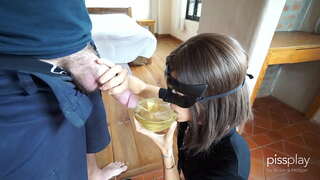 Brudna Głebokie gardło z Рвотными parcie do Niewolnicy - Pije miskę moczu!