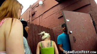 Horny guy yn cael i fuck pornstars