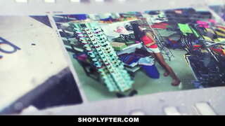 Teen blonde on öise vahetuse töötaja poes.Politseinik vahistati tema varastamine hommikul shift aruanded ja ta tunnistab seda, et ta seda teha 1 või 2 korda.Ametnik tõmbab välja oma riista ja laseb tal kõri seda.Vastutasuks ta lakub ja fucks tema tuss.