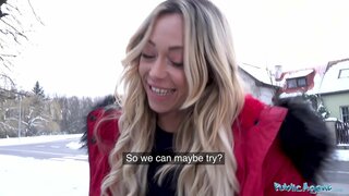 Público Axente Europeo sexbomb Jennifer Amilton sexo no sofá de coiro