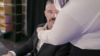 XXL Bal Başlarken Pussyfucked tarafından ona asılı Patron