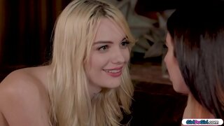 Esmer uzaktan kumandayı arıyor ve sarışın uzaktan kumandasına nerede olduğunu bilip bilmediğini soruyor.Tamamen çıplak, kıçındaki uzaktan kumandayla arkasını dönüyor.her şey onu gevşetmenin bir parçası ve onu baştan çıkarıyor.Öpüşürler ve yüzüne bakmadan önce onu kedi yalıyor