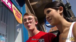 HUNT4K. The వ్యభిచారం చేయు స్త్రీకి భర్త తానే సంతోషంగా ఉంది పొందడానికి చెల్లించిన పూకు తన ప్రియురాలు