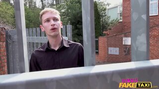 Kobieta-fałszywa brunetka w taksówce, застуканная gra z jej cipki chłopakiem z sąsiedztwa